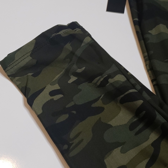 YOGA High Waistband Camo Legging - Picture 3 of 9